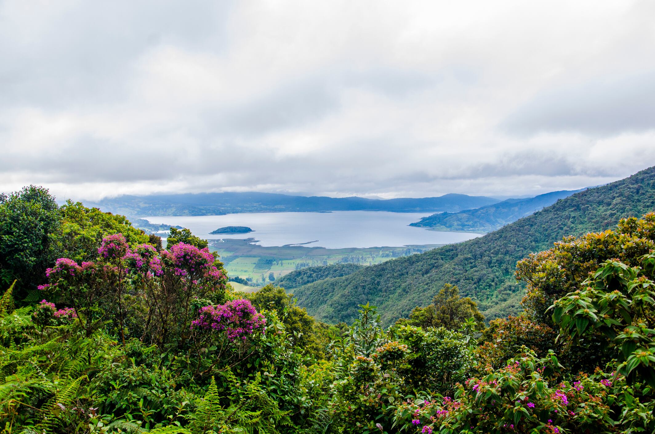 Paisaje natural en la laguna de La Cocha / Getty Images