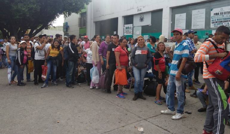 Venezolanos en la sede de la Registraduría en Cúcuta