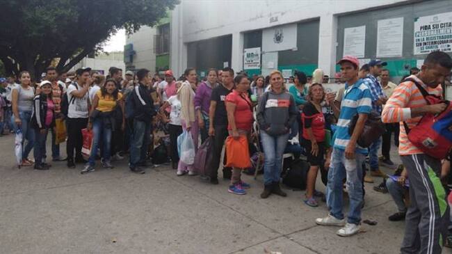 Venezolanos en la sede de la Registraduría en Cúcuta