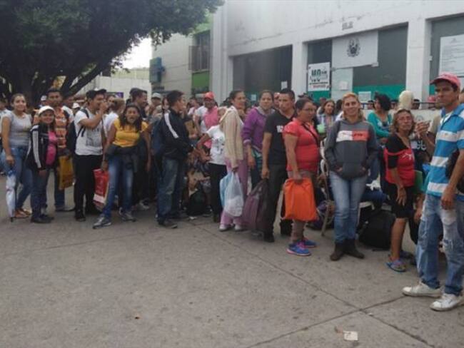 Venezolanos en la sede de la Registraduría en Cúcuta