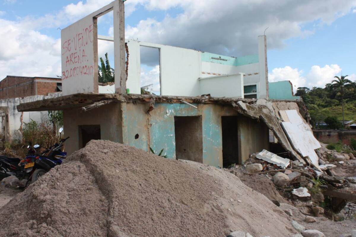 La reubicación va lenta, se acabaron los subsidios de arriendo y las casas que se salvaron de las enormes rocas ahora tienen de huéspedes a pequeños anfibios y de muebles la vegetación.