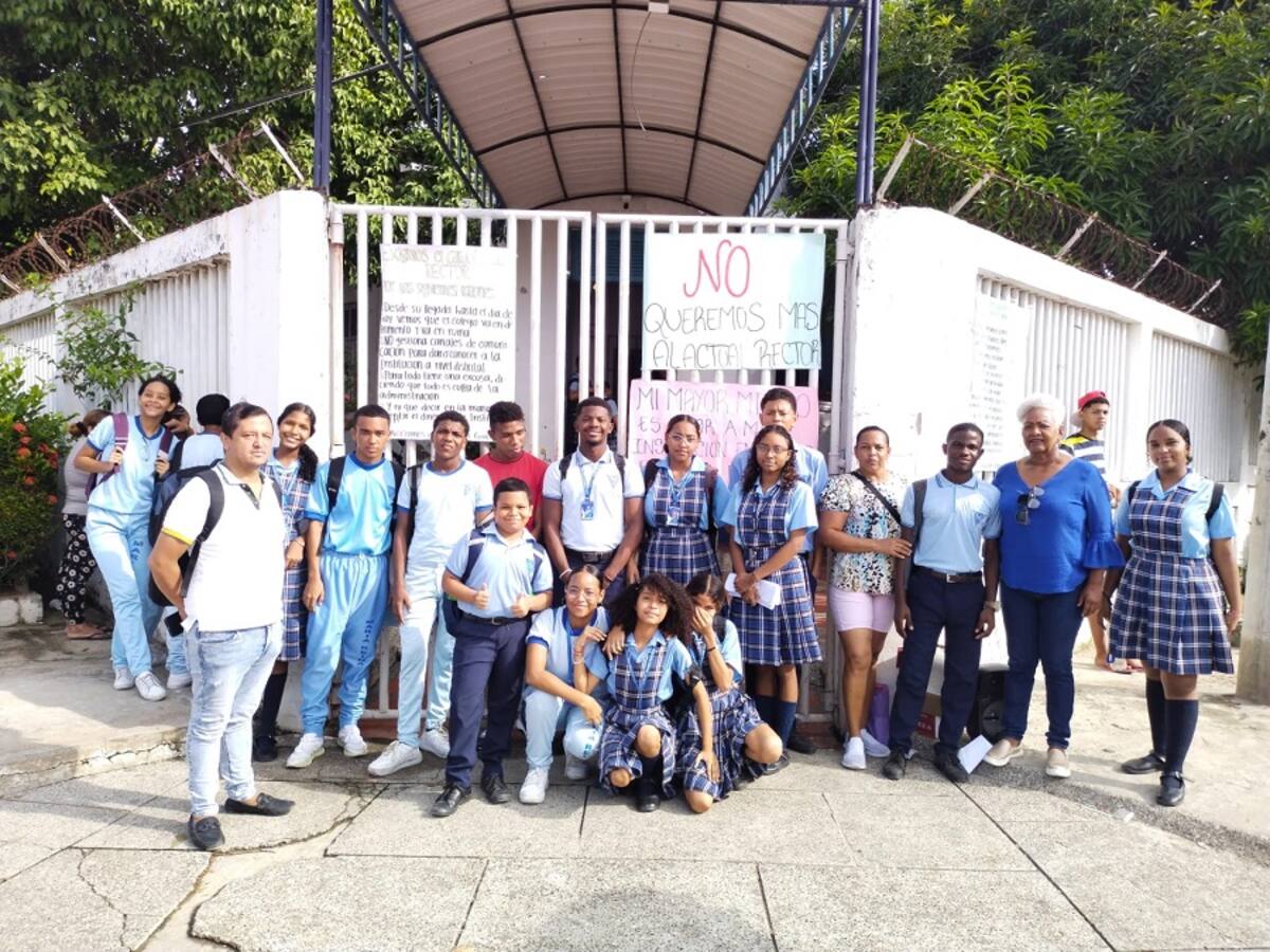 I.E. María Reina de Cartagena exige cambio de rector por malas condiciones del colegio