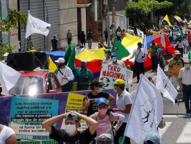 Plantón de docentes contra el regreso a las aulas