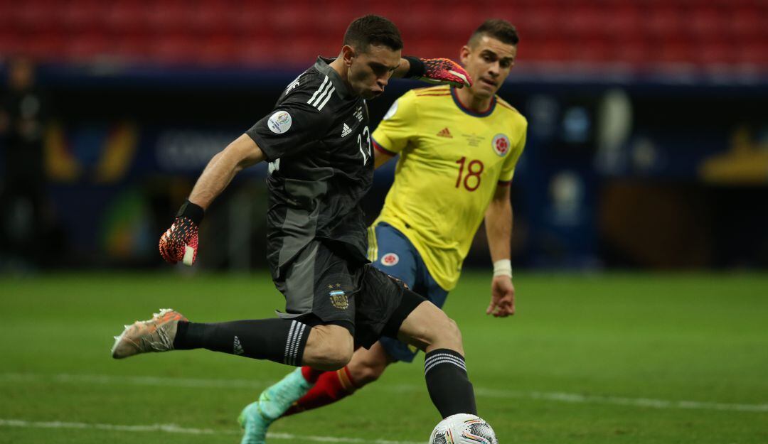 Rafael Santos Borré y el portero argentino Emiliano Martínez