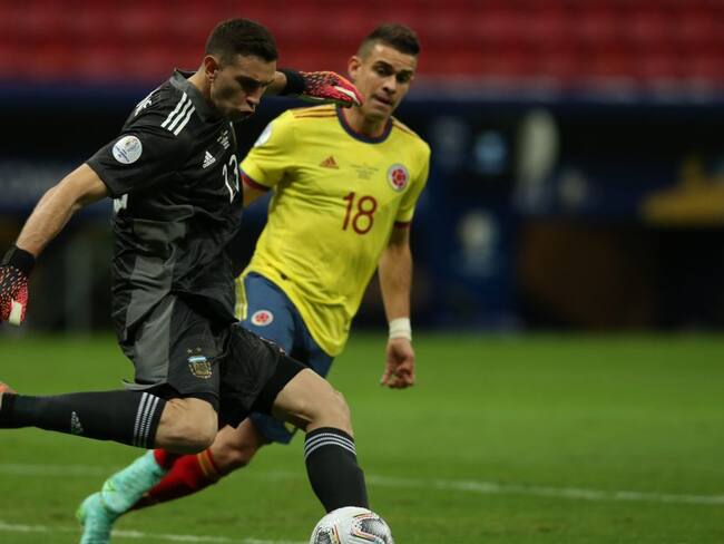 Rafael Santos Borré y el portero argentino Emiliano Martínez