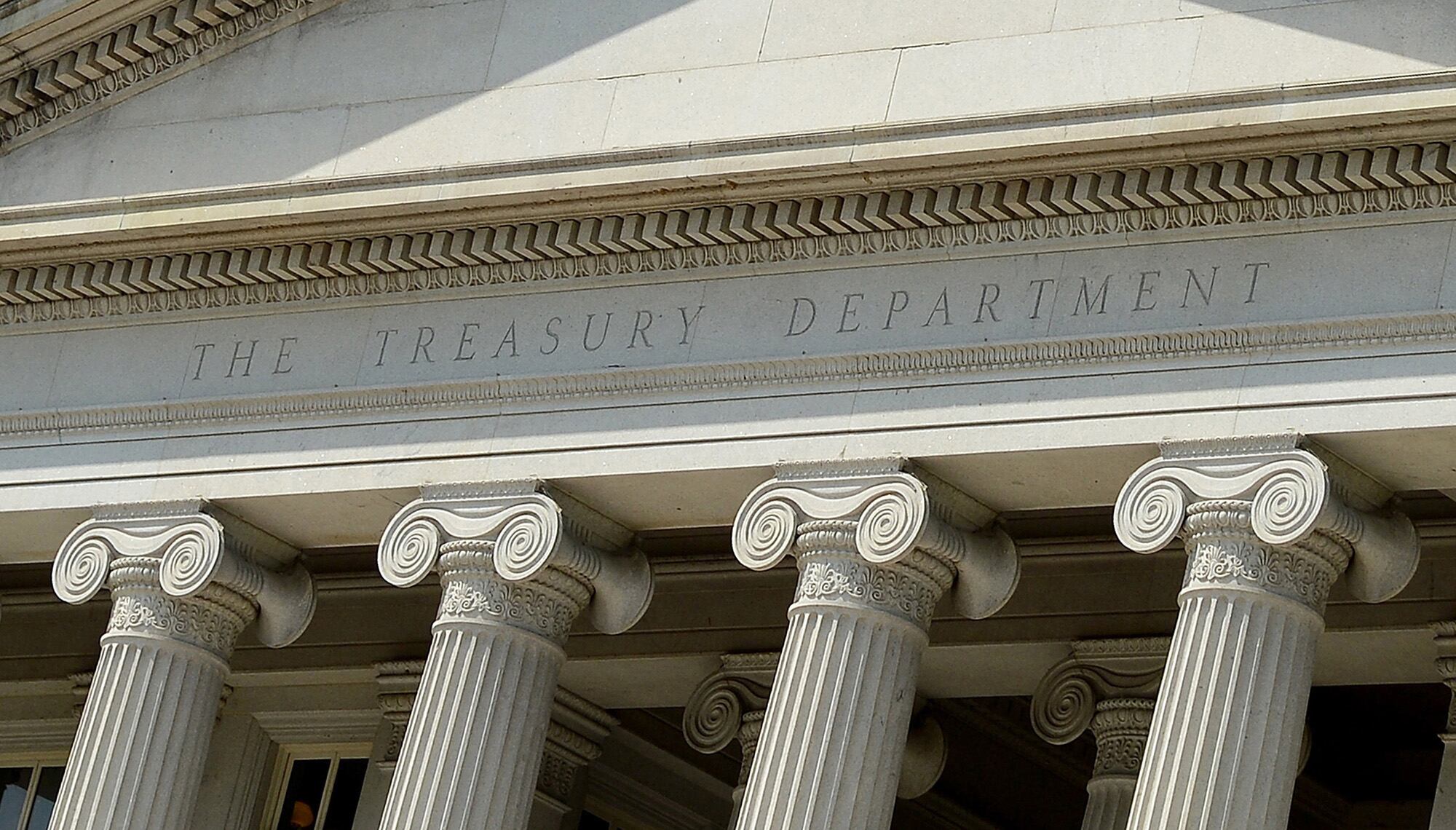 Imagen de archivo del exterior del Departamento del Tesoro de EEUU en Washington DC, el 22 de agosto de 2013. (Chuck Myers/Tribune News Service via Getty Images)