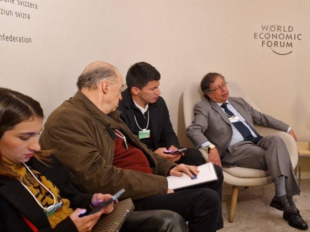 ¿El canciller Álvaro Leyva rompió su propio protocolo de vestuario?