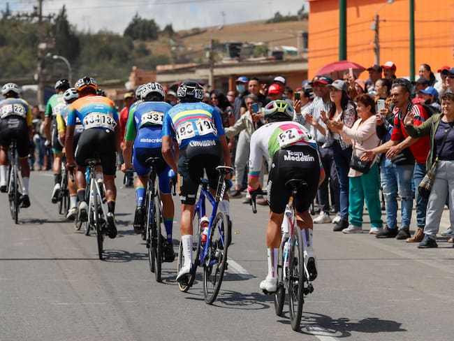 AMDEP6772. PAIPA (COLOMBIA), 09/02/2024.- Corredores compiten en la cuarta etapa de 181 km de la carrera ciclística Tour Colombia 2024 entre Paipa y Zipaquirá (Colombia). EFE Carlos Ortega