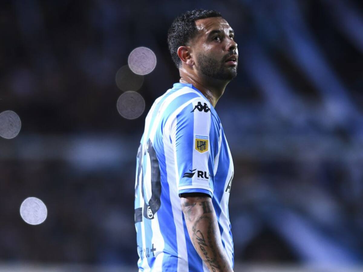 Edwin Cardona, silbado por los hinchas de Racing en empate ante Banfield