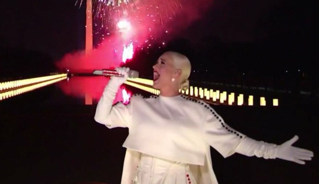 La cantante Katy Perry lució imponente en el cierre de la ceremonia