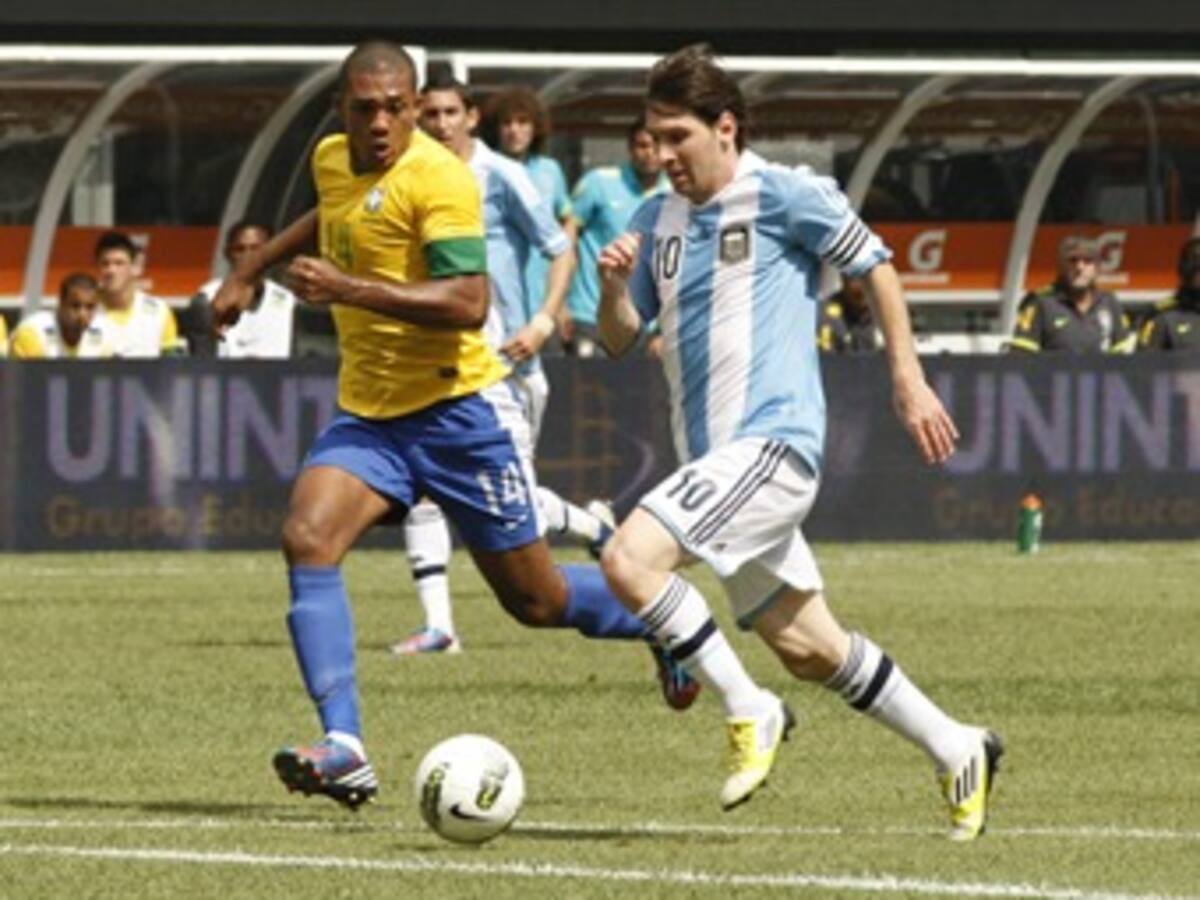 Messi marcó tres goles, opacó a Neymar y le dio el triunfo a Argentina