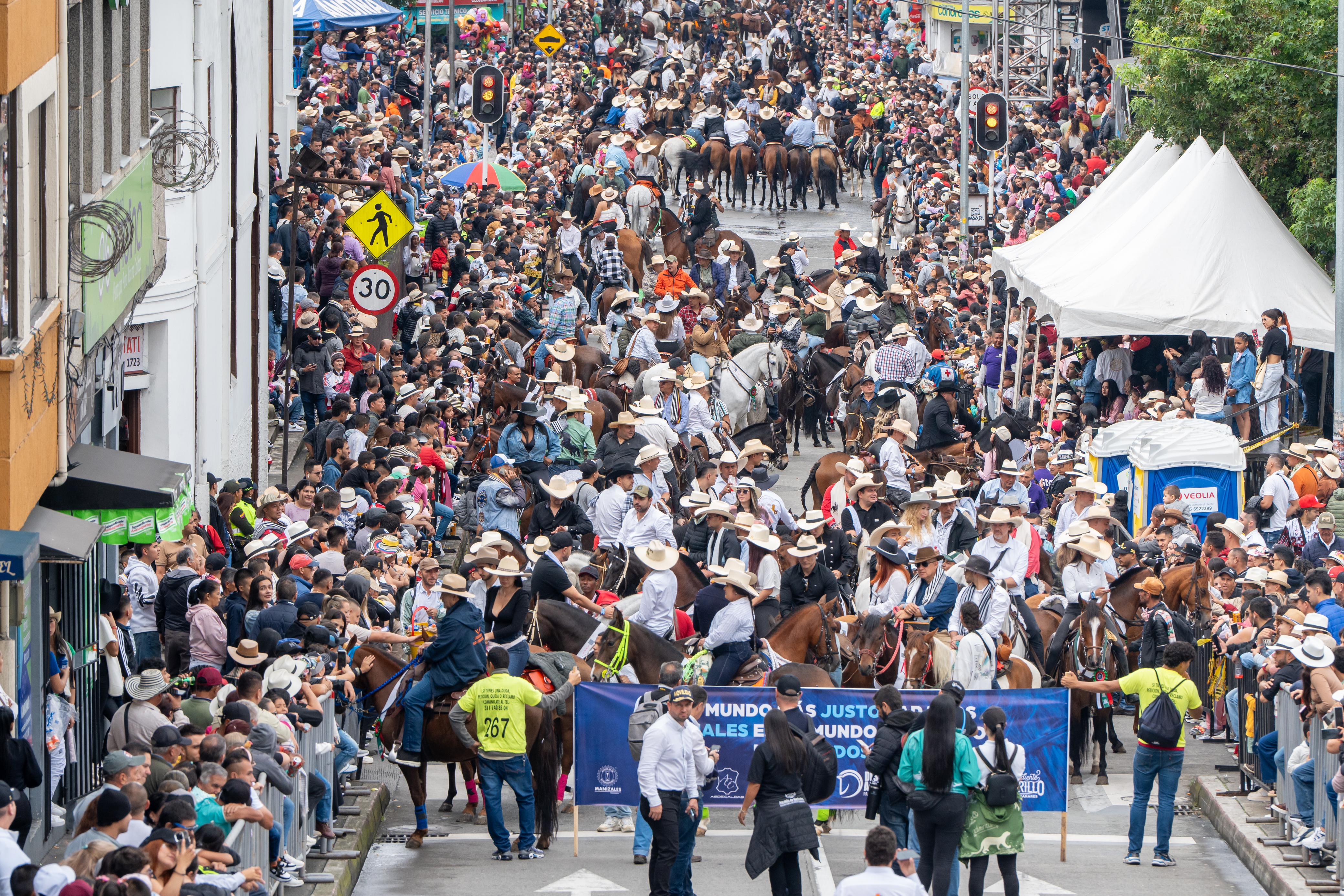 La cabalgata inició a las 10:00 a. m. y culminó a las 8:00 p. m. Foto: Unidad de prensa de la Feria de Manizales.