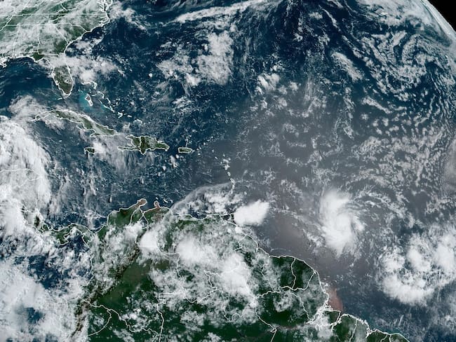 USA6050. MIAMI (ESTADOS UNIDOS), 29/06/2024.- Fotografía satelital cedida por La Oficina Nacional de Administración Oceánica y Atmosférica (NOAA) a través del Centro Nacional de Huracanes (NHC) estadounidense donde se muestra la localización de la tormenta tropical Beryl en la cuenca atlántica. La segunda tormenta tropical de 2024 en la cuenca atlántica se formó este viernes al este de Barbados y podría convertirse en huracán a medida que se aproxima a las Islas de Barlovento, informó el Centro Nacional de Huracanes (NHC). EFE/NOAA-NHC /SOLO USO EDITORIAL /NO VENTAS /SOLO DISPONIBLE PARA ILUSTRAR LA NOTICIA QUE ACOMPAÑA /CRÉDITO OBLIGATORIO