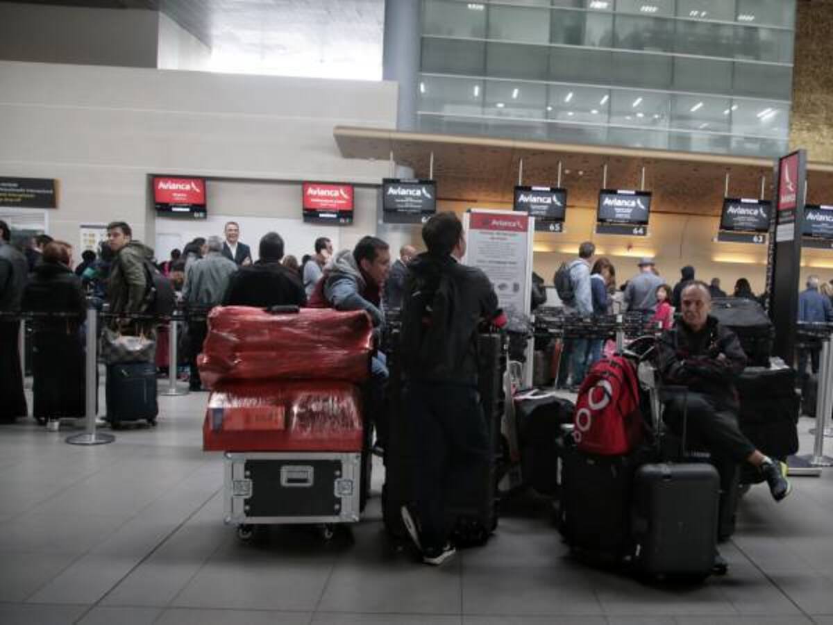Retrasos en zona de inmigración del Dorado por falla de sistemas