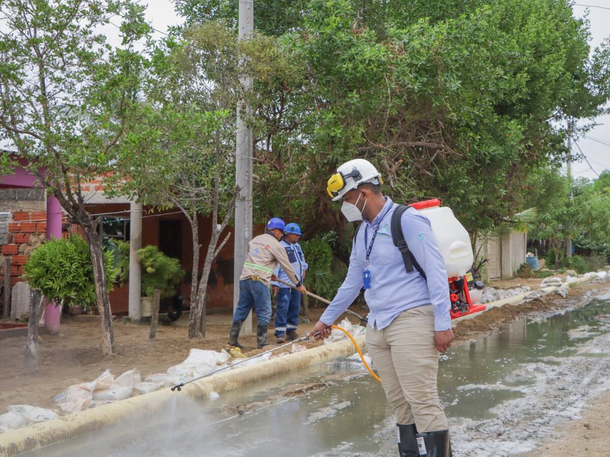 Aguas de Cartagena continúa atención de emergencia por rotura de tubería en Tierra Baja