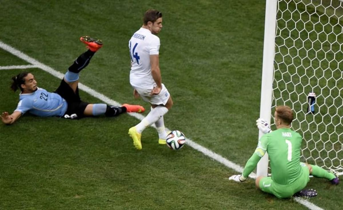 Los goles uruguayos los marcó Luis Suárez (2) mientras que Wayne Rooney anotó para los de Hodgson.