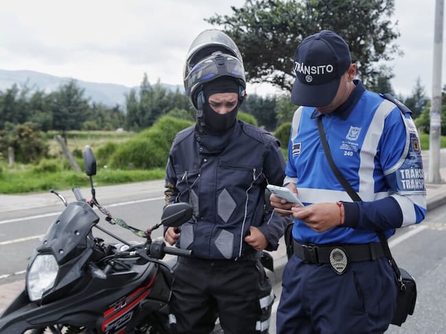 Lugares donde es prohibido estacionar una moto, según código de Transito: Multa de hasta 15 SMLMV/ Colprensa