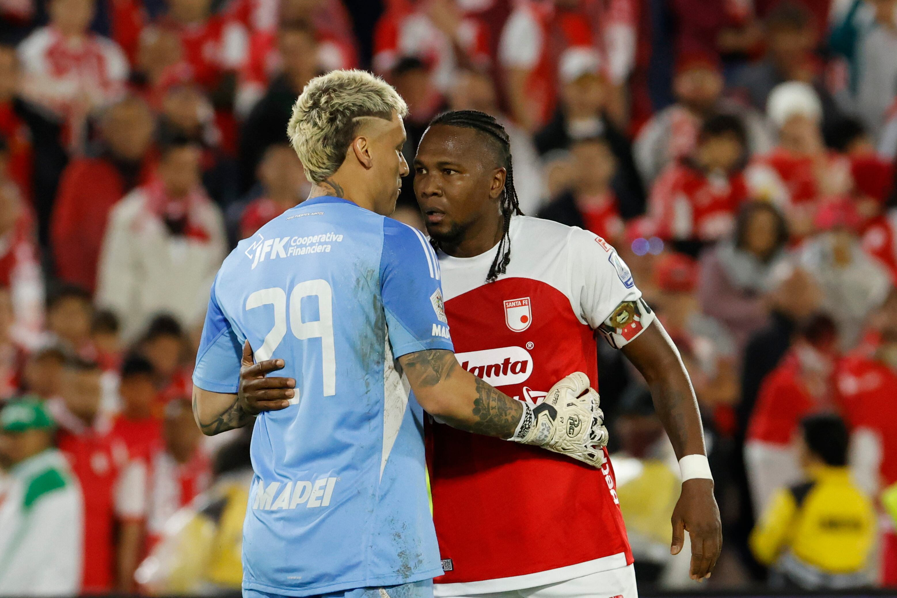 Hugo Rodallega (d) de Santa Fe se saluda con Washington Aguerre de Medellín este martes, durante el partido de ida de la final del la liga colombiana entre Independiente Santa Fe y Deportivo Independiente Medellín en el estadio El Campín en Bogotá (Colombia). EFE/ Mauricio Dueñas Castañeda