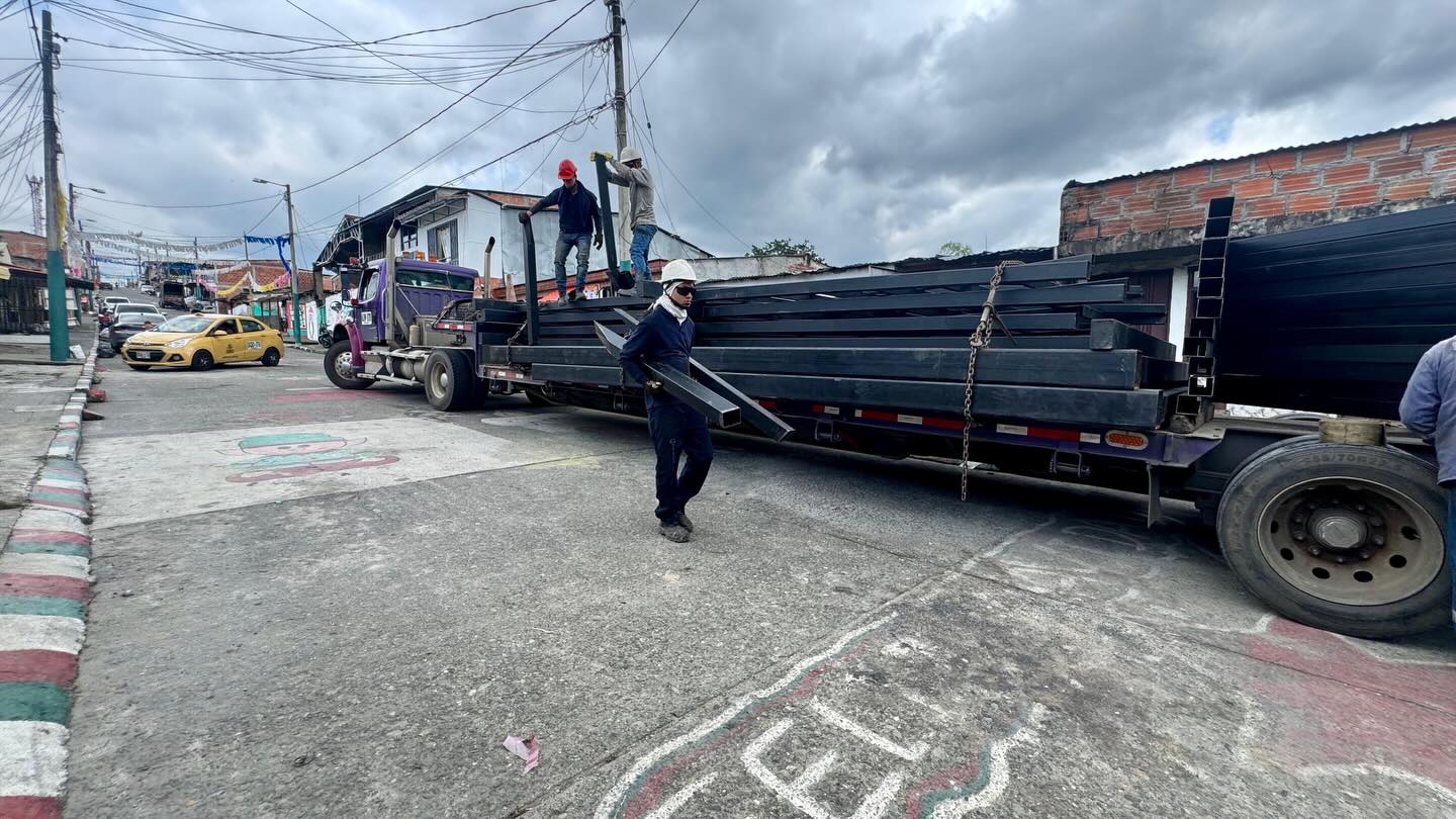 Llegó la estructura para el puente para conectar los barrios La Miranda y Santander en Armenia. Foto: cortesía alcaldía de Armenia