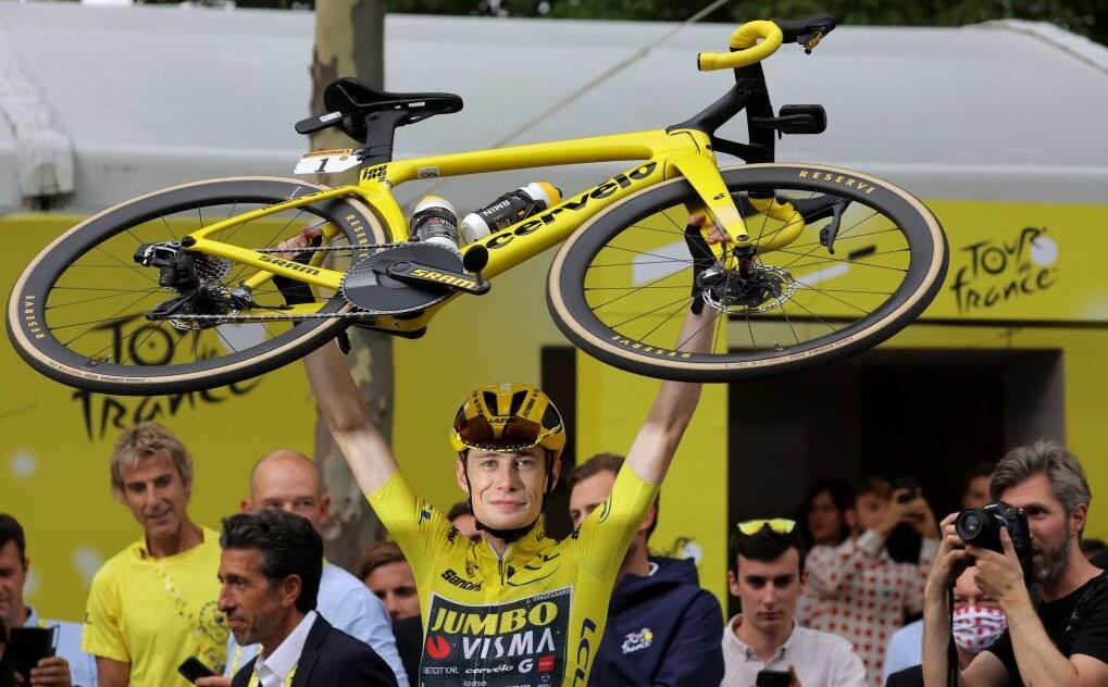Jonas Vingegaard celebra su segundo título en el Tour de Francia / Foto de THOMAS SAMSON/AFP via Getty Images)