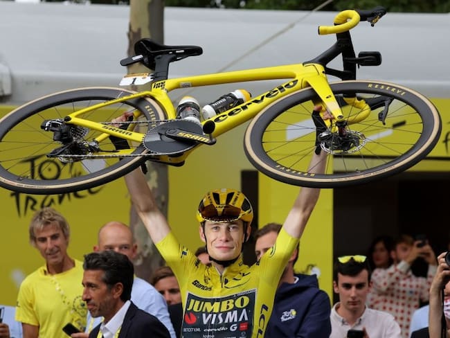 Jonas Vingegaard celebra su segundo título en el Tour de Francia / Foto de THOMAS SAMSON/AFP via Getty Images)