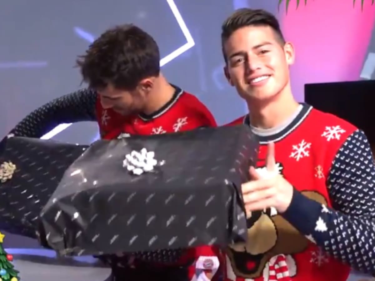 ¡James celebra la navidad en el Bayern! ¿le va bien envolviendo regalos?