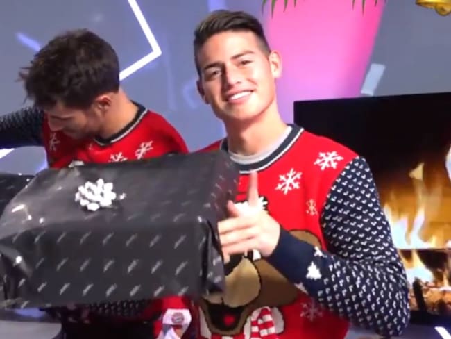 ¡James celebra la navidad en el Bayern! ¿le va bien envolviendo regalos?