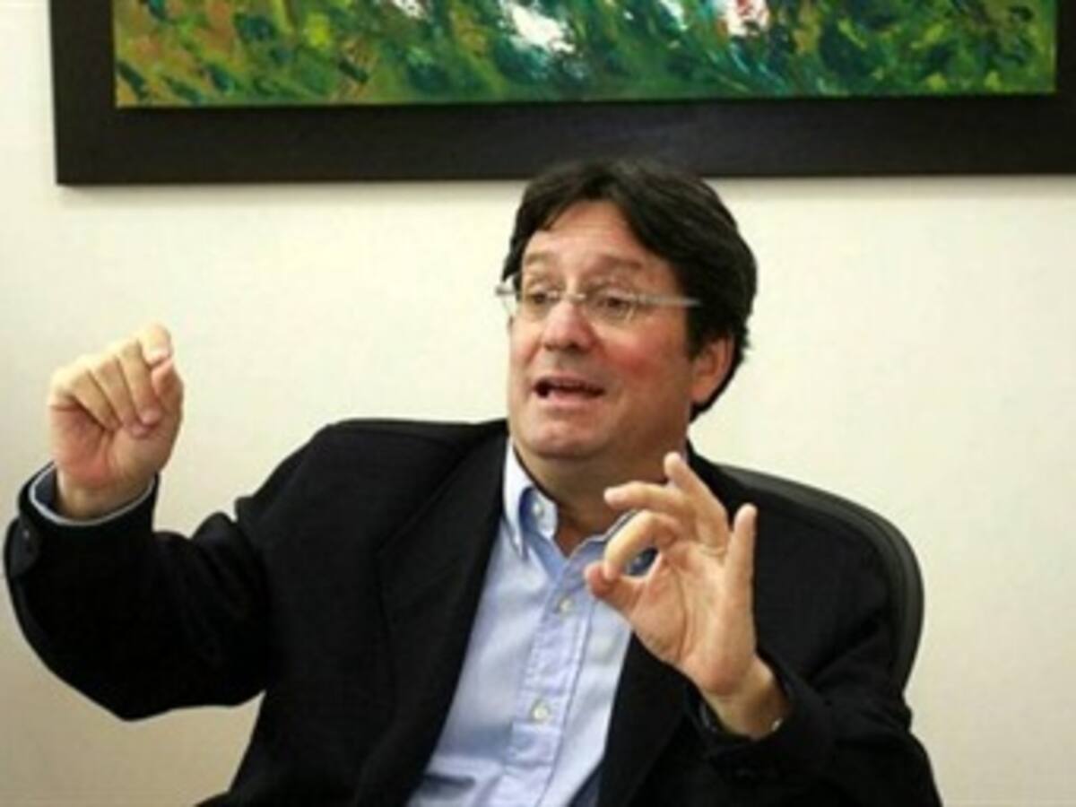 Petro es experto en matonear a la Justicia: Francisco Santos