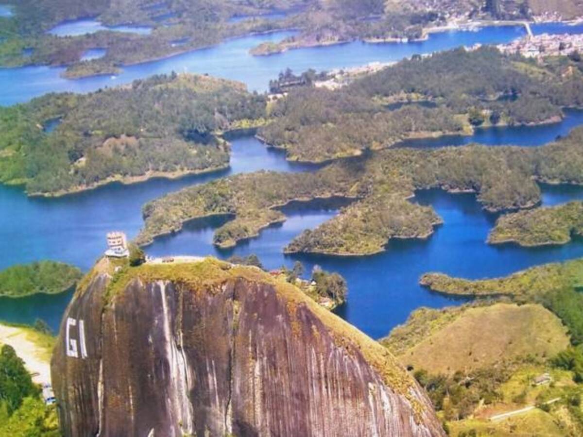 En Bucaramanga sepultan a las dos víctimas de alud en Guatapé