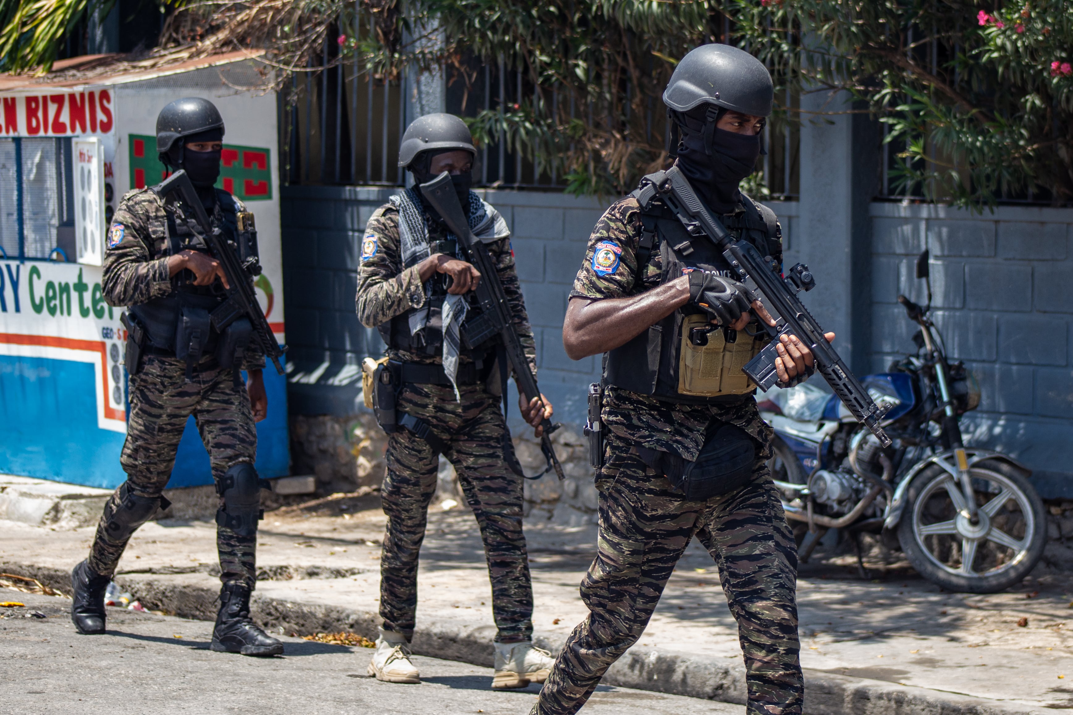 Agentes de la Policía Nacional Haitiana PNH enfrentaron a bandidos en los alrededores de Champs de Mars, la principal plaza pública de la ciudad y próxima al Palacio Nacional en Puerto Príncipe (Haití).
(Foto: EFE/Mentor David Lorens)