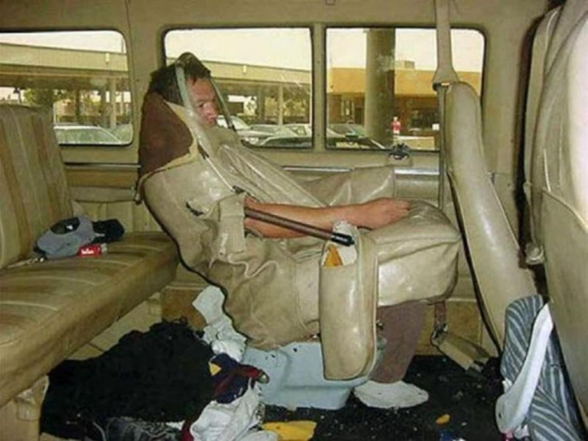 Disfraz de asiento para pasar desaparcebidio. Foto: Akwardfamilyphotos.com