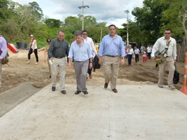 Presidente Santos inaugura construcción de carretera a El Salado