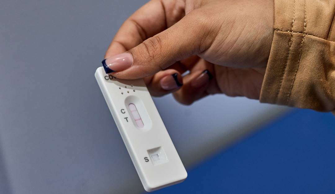 Prueba contra el coronavirus con resultado positivo.     Foto: Getty 