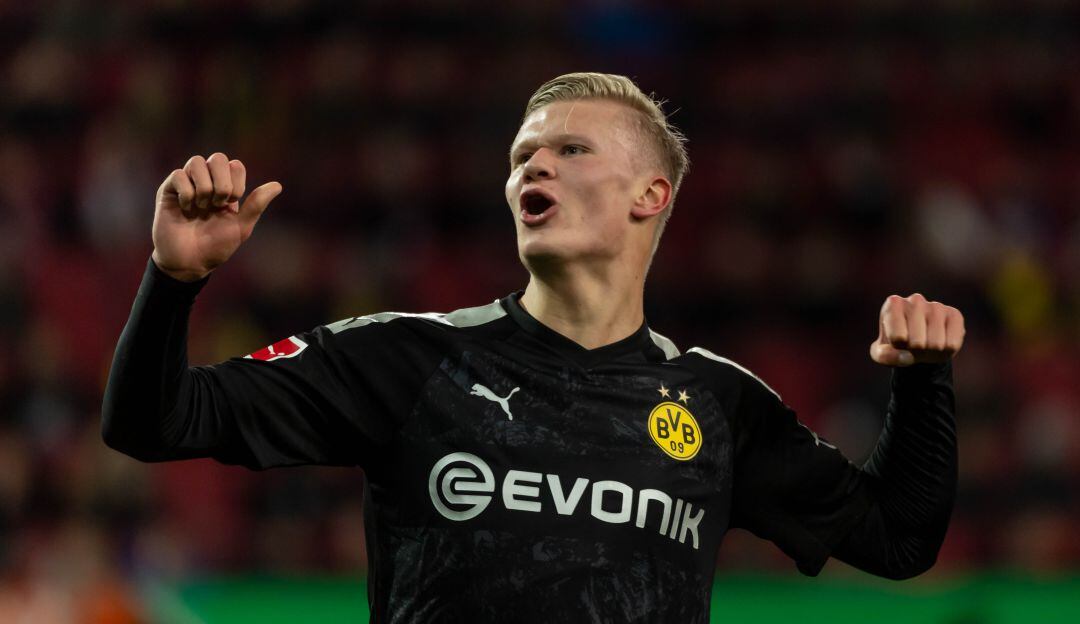 Håland anotando en la remontada del Dortmund contra el Augsburgo