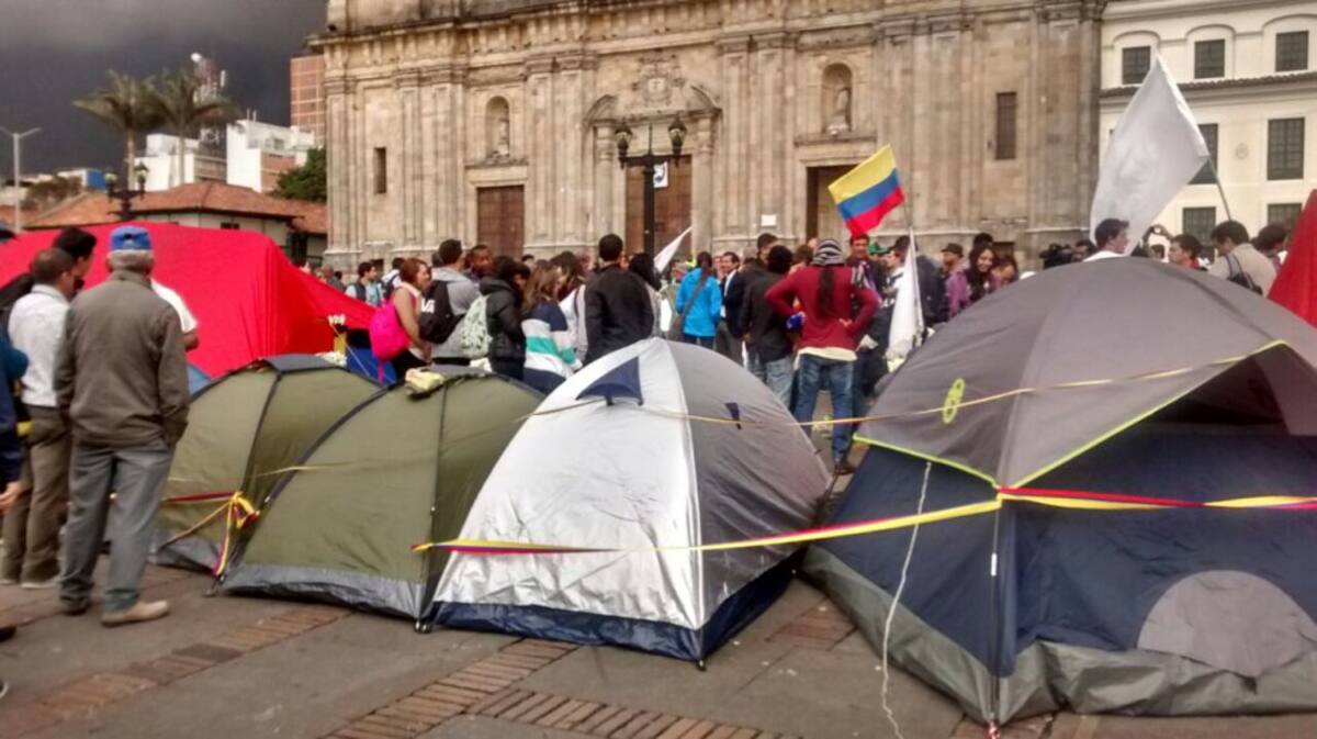 Los manifestantes piden que Gobierno y voceros del Sí se pongan de acuerdo para llevar una nueva propuesta que pueda ser discutida con las Farc y así firmar una paz definitiva con ese grupo armado. 