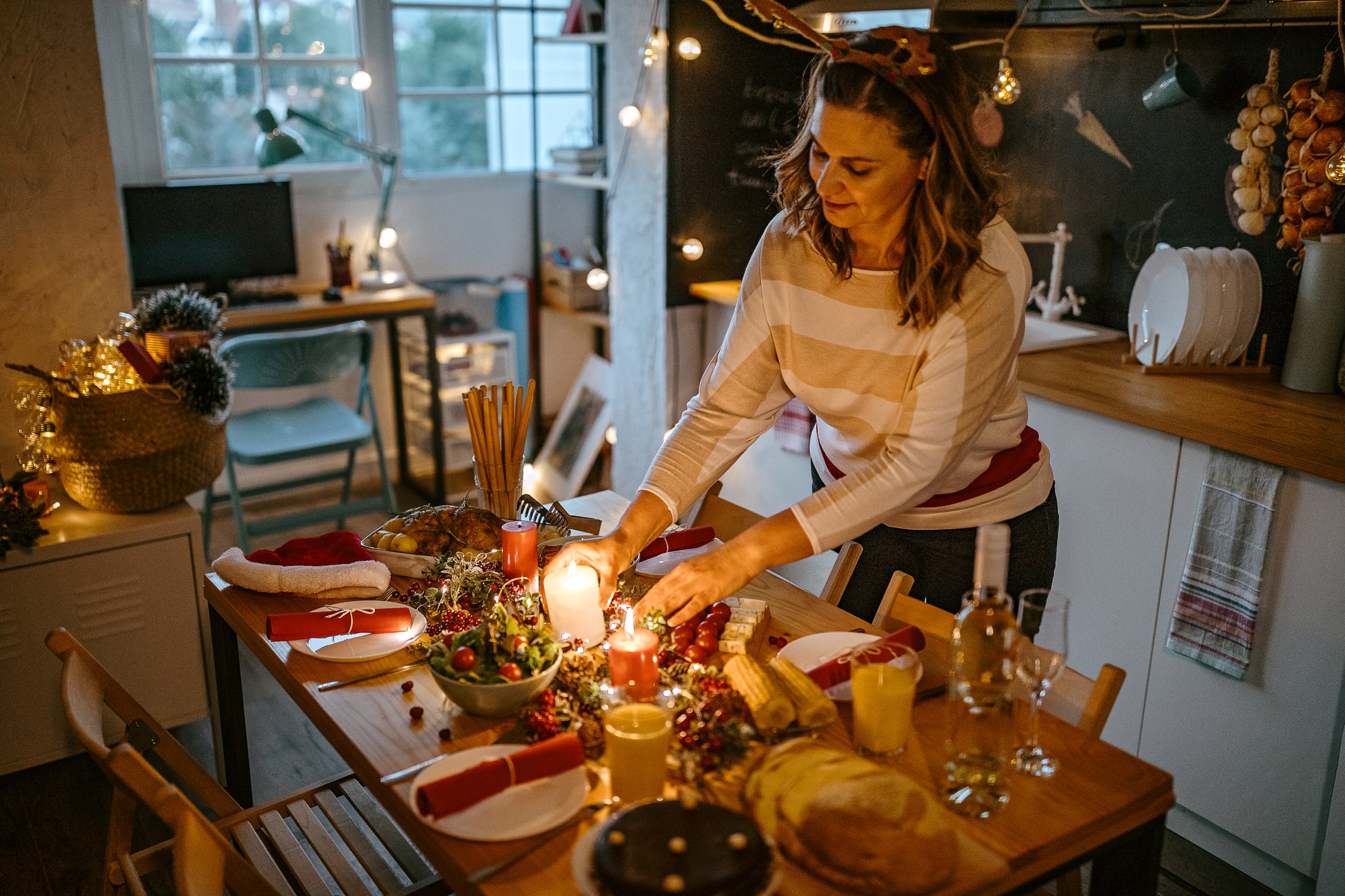 Mujer organizando la mesa de navidad (Foto vía Getty Images)