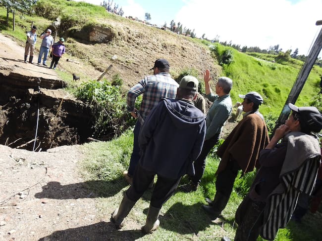 El alcalde del municipio de Samacá, Boyacá, Wilson Castiblanco realizó un recorrido en las zonas afectadas por las lluvias / Foto: Suministrada.