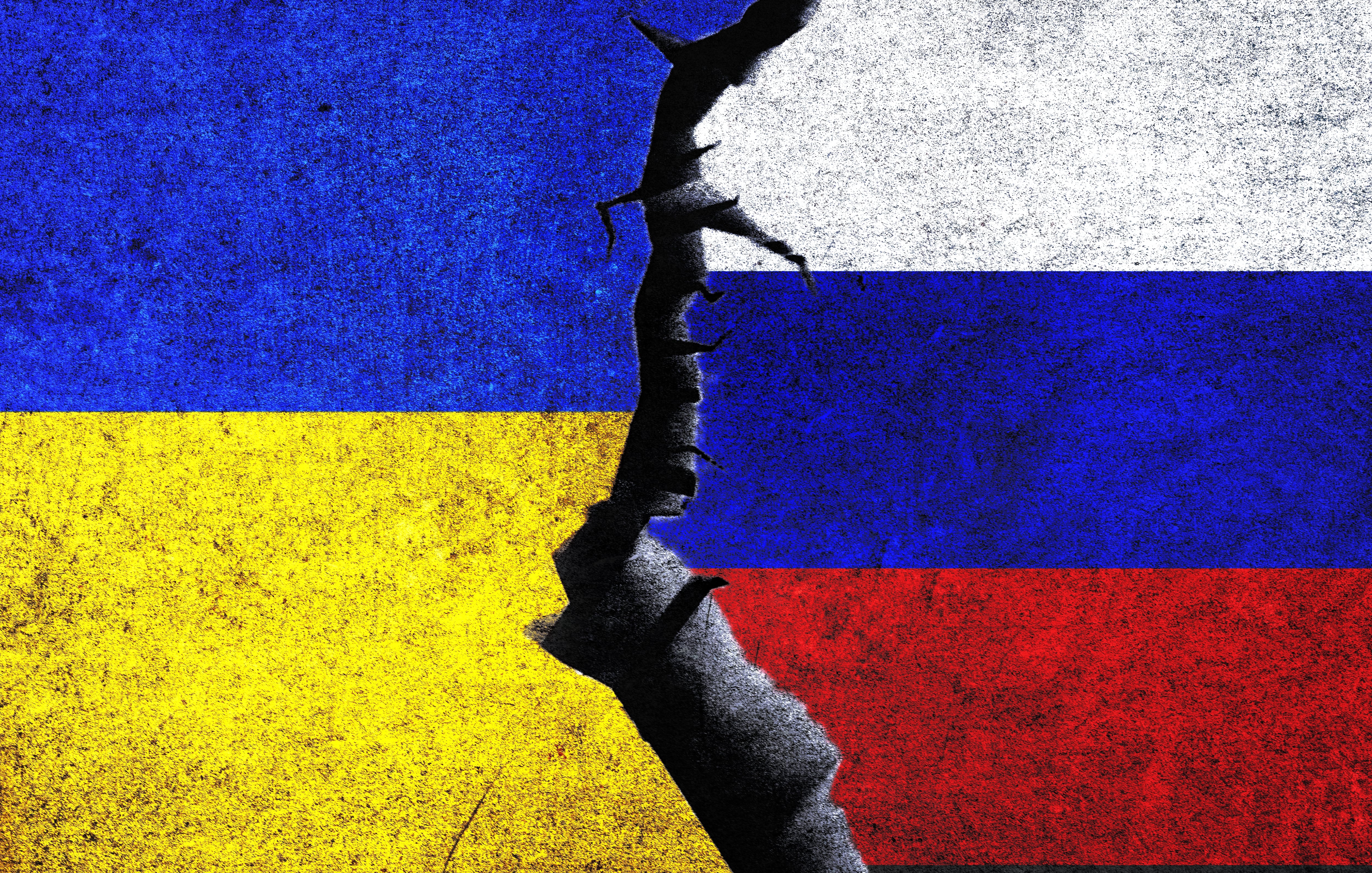 Imagen de referencia. Banderas de Ucrania y Rusia con una fractura que las separa: Getty Images.