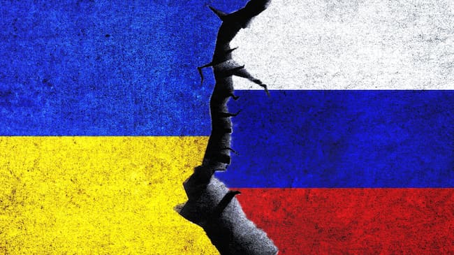 Imagen de referencia. Banderas de Ucrania y Rusia con una fractura que las separa: Getty Images.