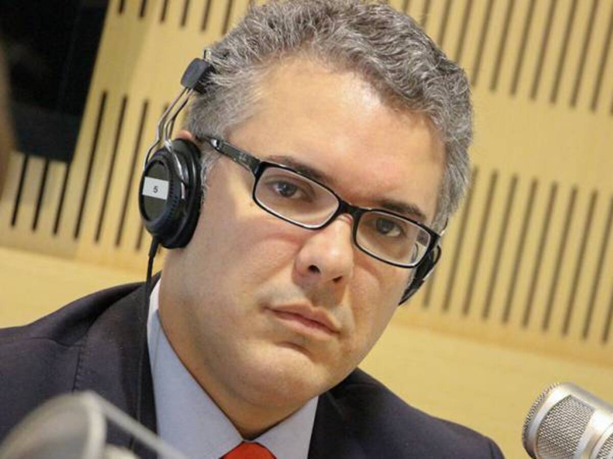 Campaña que tapa la boca de candidatos con cinta negra no es oficial del CD: Iván Duque