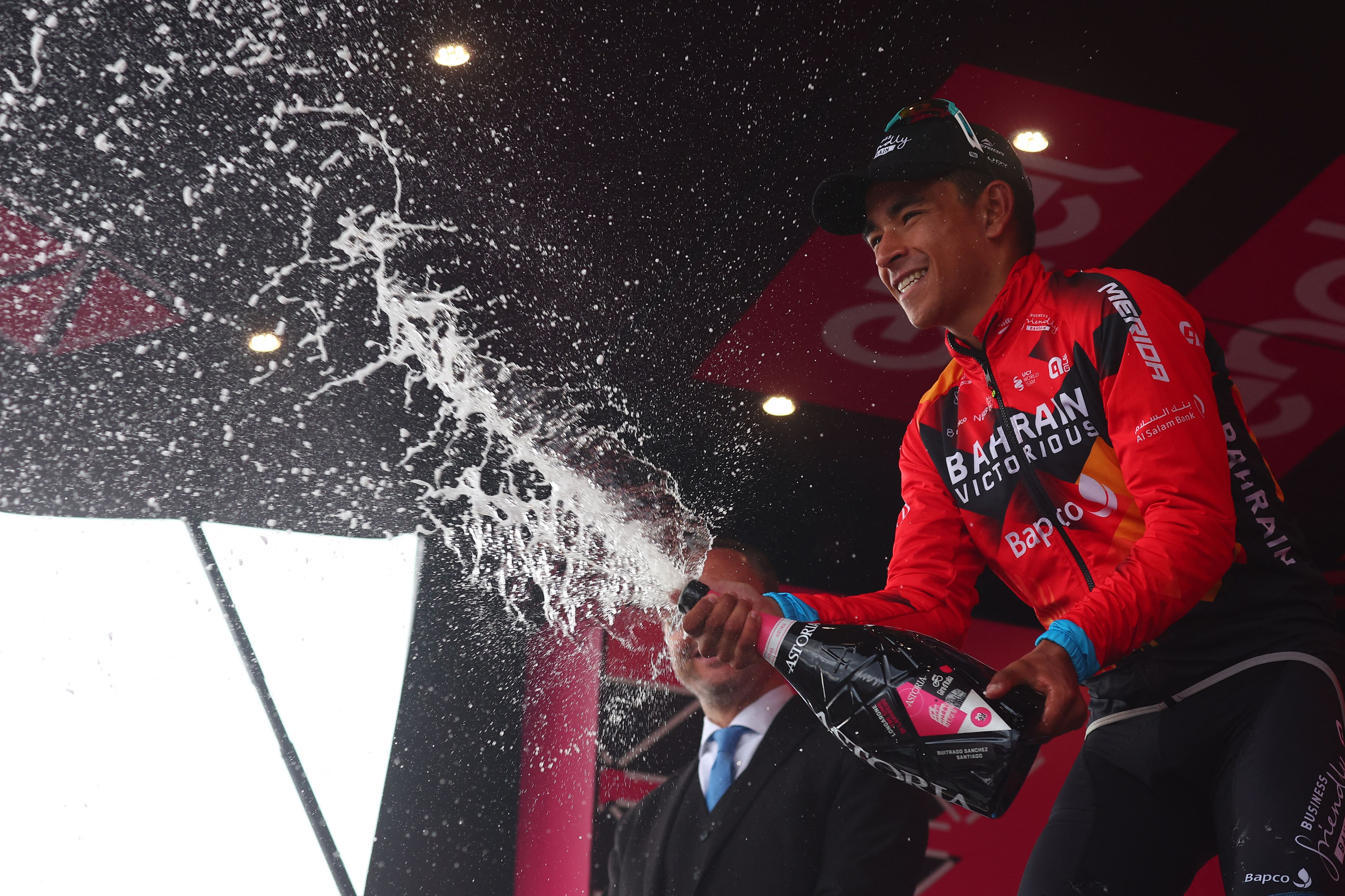Santiago Buitrago celebra su victoria en la etapa 19 del Giro de Italia. (Photo by LUCA BETTINI/AFP via Getty Images)