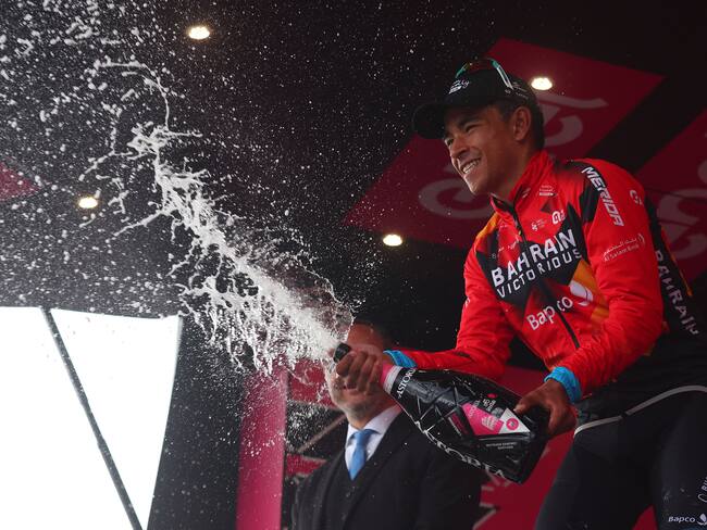 Santiago Buitrago celebra su victoria en la etapa 19 del Giro de Italia. (Photo by LUCA BETTINI/AFP via Getty Images)