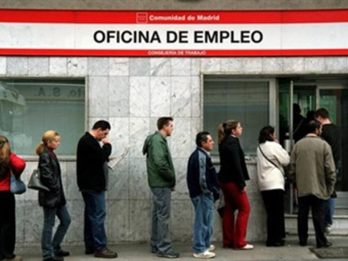 Jóvenes profesionales desempleados en España crecen casi un 70%