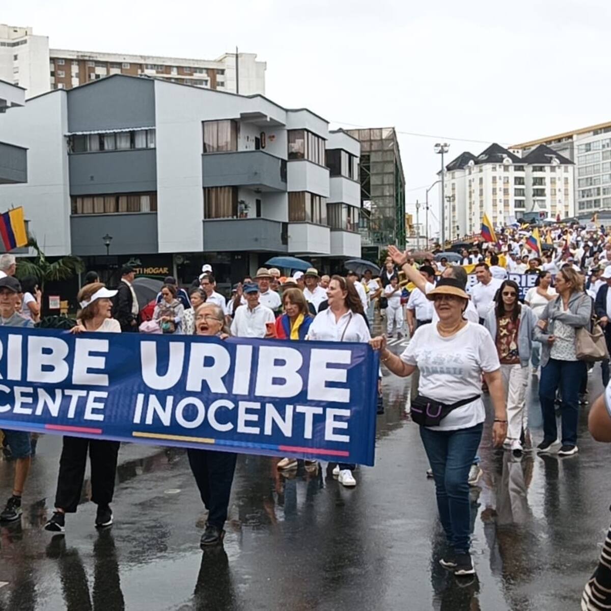 En Armenia a pesar de la lluvia marcharon en apoyo al expresidente Álvaro Uribe Vélez