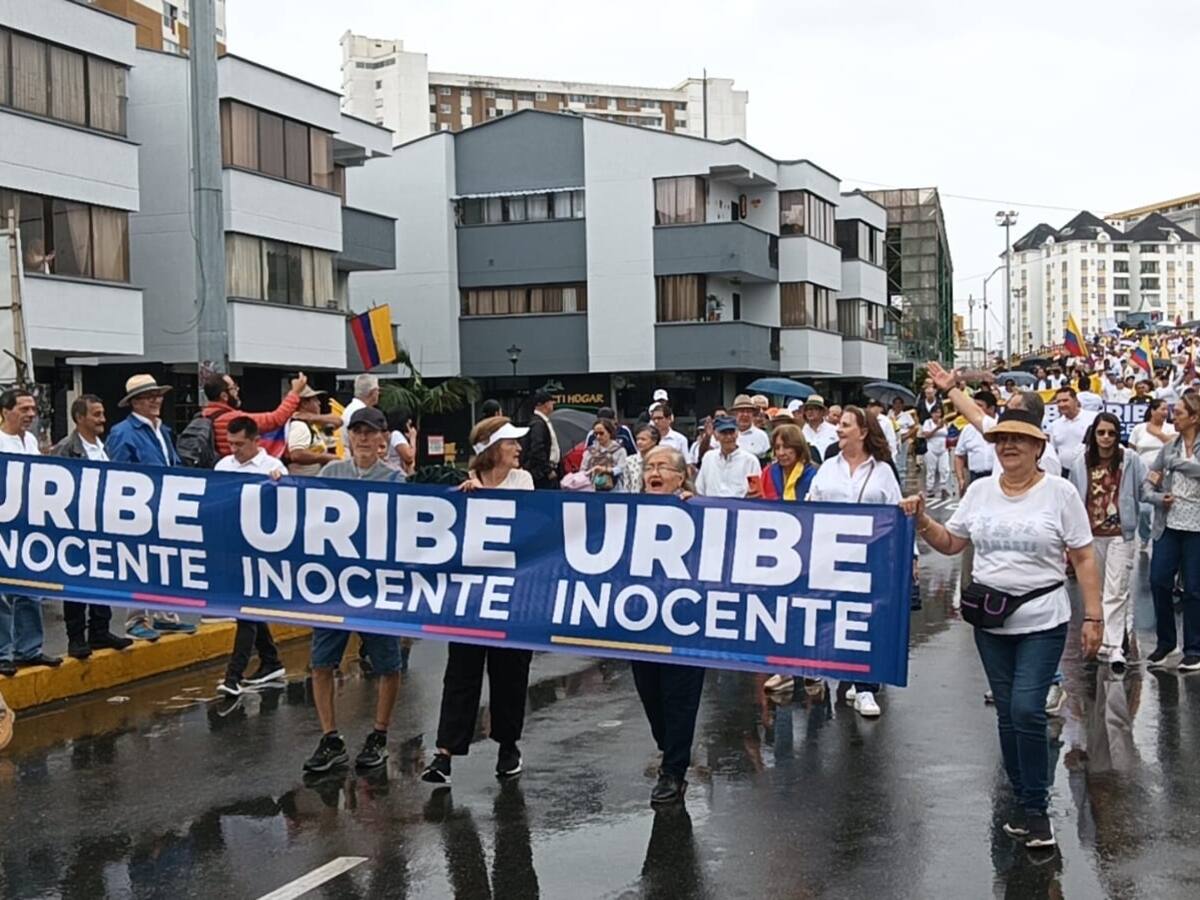 En Armenia a pesar de la lluvia marcharon en apoyo al expresidente Álvaro Uribe Vélez