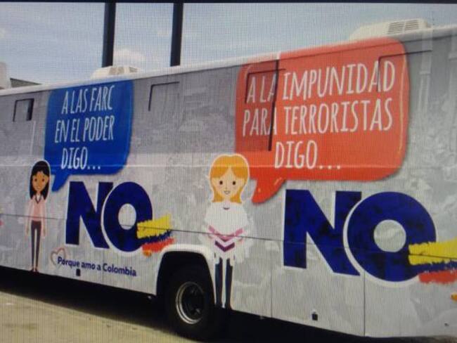 Con un bus, intensifican campaña por el No al plebiscito en Antioquia