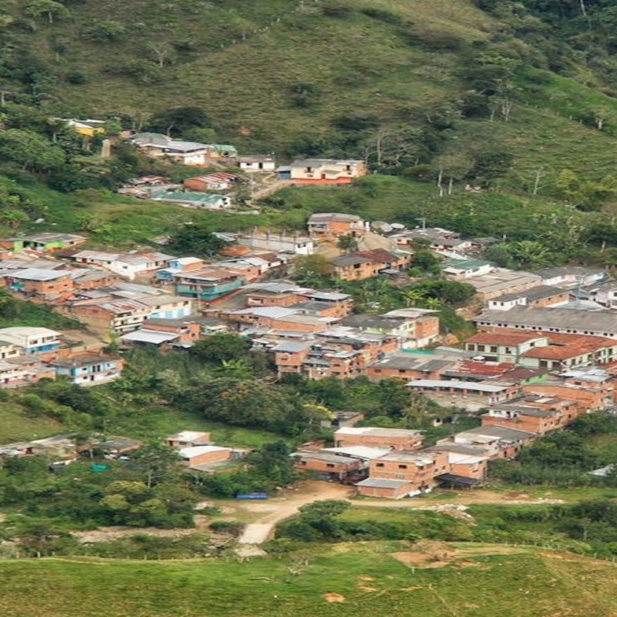Desplazamiento masivo por combates entre Clan del Golfo y disidencias en Briceño