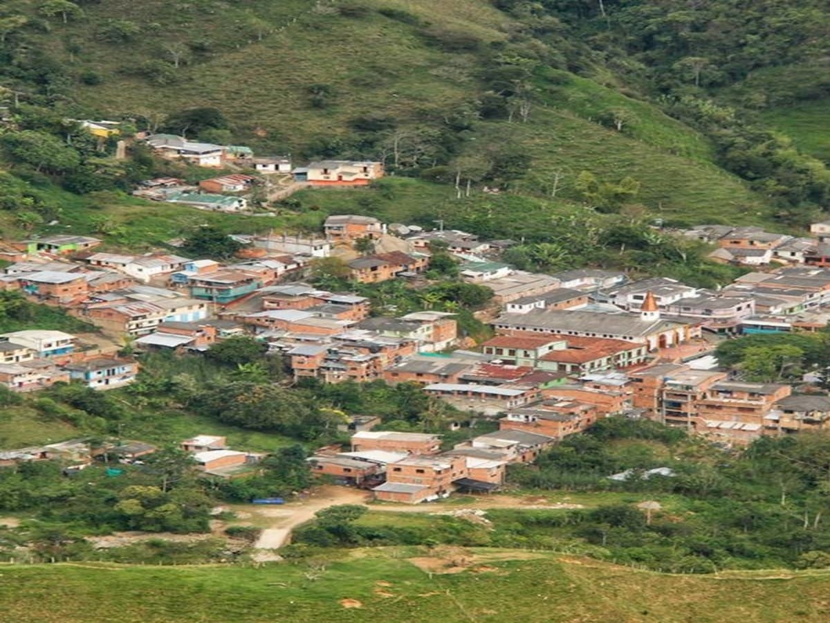 Desplazamiento masivo por combates entre Clan del Golfo y disidencias en Briceño