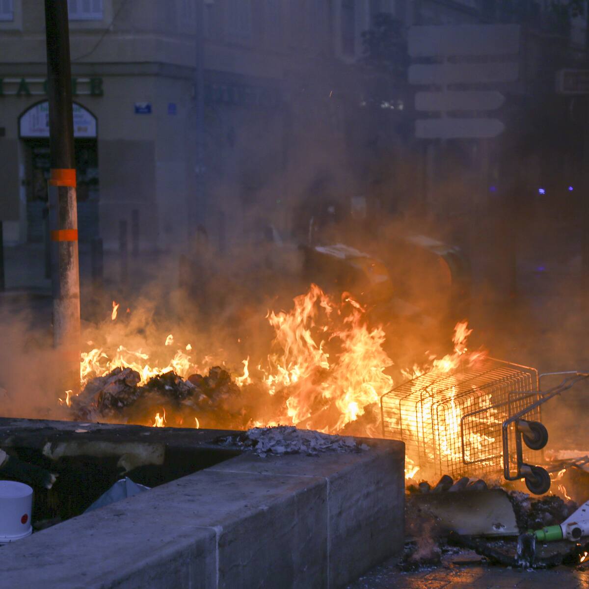 Alcaldes de Francia convocan manifestaciones para exigir fin de los disturbios