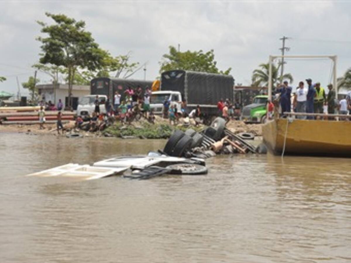 Se caen dos camiones de un ferry al Canal del Dique, cerca a Cartagena